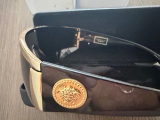Gafas de sol Versace negras y doradas