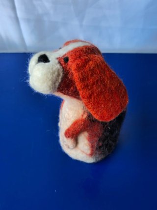 Cagnolino in lana cardata fatto a mano