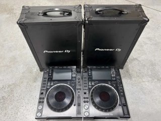 2x Pioneer DJ CDJ-2000NXS2 + Flightcases