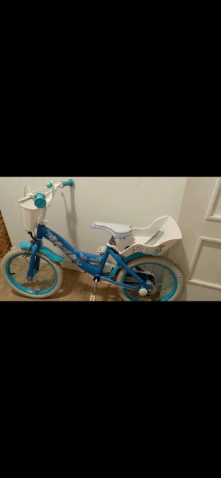 Bicicleta infantil azul con asiento trasero