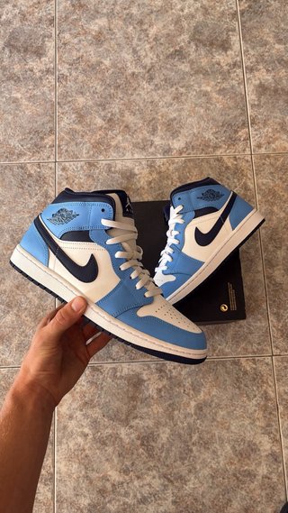 Nike Air Jordan 1 Mid Azul y Blanco