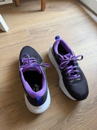 Zapatillas deportivas Asics negras y moradas