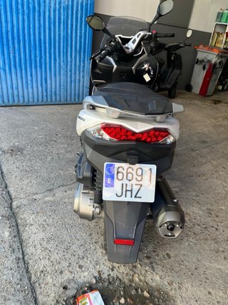 Kawasaki J300 Maxi Scooter Blanca y Negra