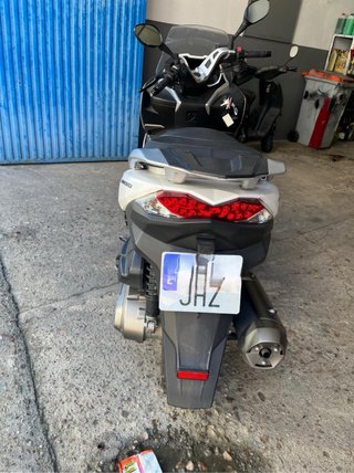 Kawasaki J300 Maxi Scooter Blanca y Negra