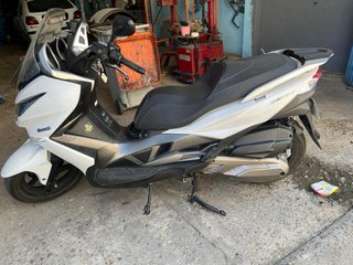 Kawasaki J300 Maxi Scooter Blanca y Negra