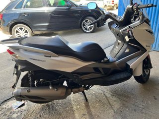 Kawasaki J300 Maxi Scooter Blanca y Negra