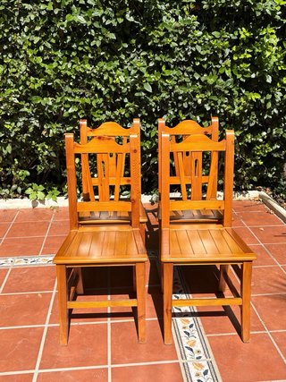 Seis sillas rústicas de madera maciza