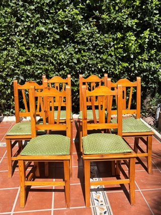 Seis sillas rústicas de madera maciza