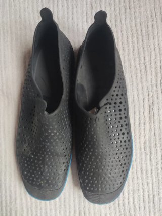 Escarpines cangrejeras negras y azules T45-46