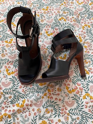 Zapatos de tacón Bimba y Lola negros