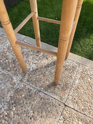 Mesa alta redonda de madera