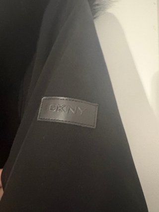 Abrigo DKNY Negro con Capucha y Pelo