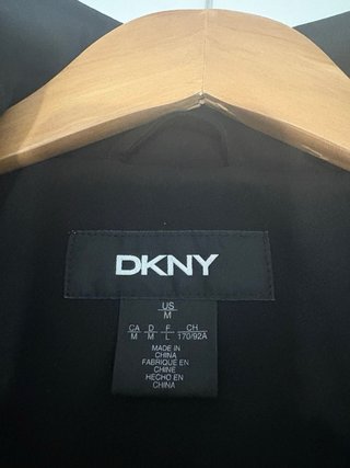 Abrigo DKNY Negro con Capucha y Pelo