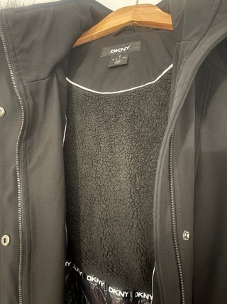 Abrigo DKNY Negro con Capucha y Pelo