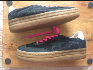 Zapatillas negras con cordones rosas