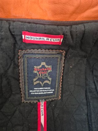 Chaqueta estilo motero negra y naranja
