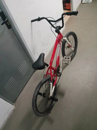Bicicleta BMX Monty Roja