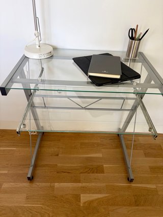Escritorio de cristal y metal
