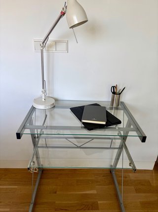 Escritorio de cristal y metal