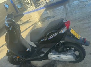 Yamaha Scooter Negra - ¡Como Nueva!