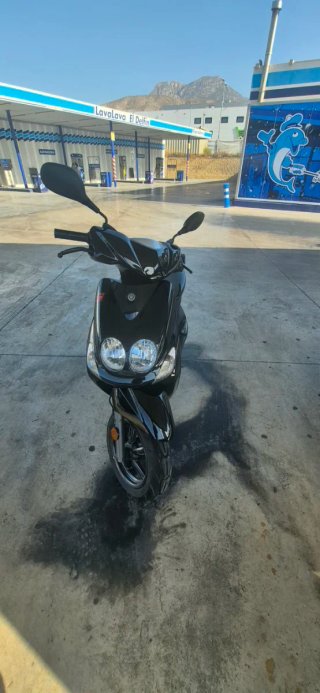 Yamaha Scooter Negra - ¡Como Nueva!