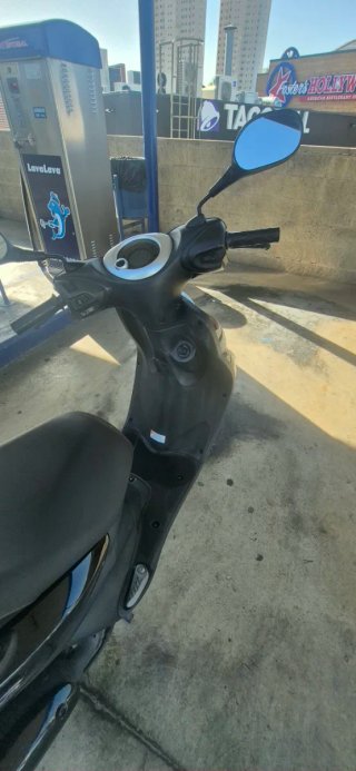 Yamaha Scooter Negra - ¡Como Nueva!