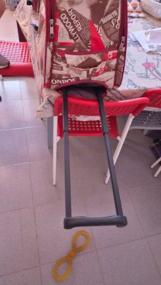 Maleta de viaje con ruedas y estampado