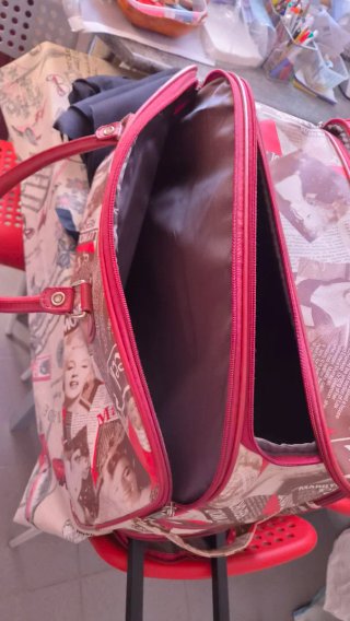 Maleta de viaje con ruedas y estampado