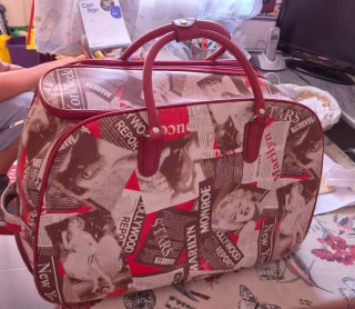 Maleta de viaje con ruedas y estampado