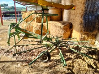 Hilerador de heno agrícola