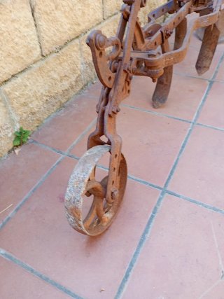 Arado antiguo de hierro