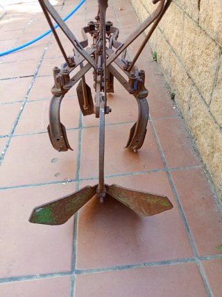 Arado antiguo de hierro
