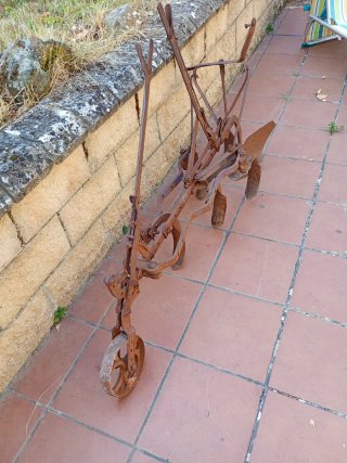 Arado antiguo de hierro