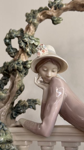 Escultura Lladró Mujer en la Balaustrada