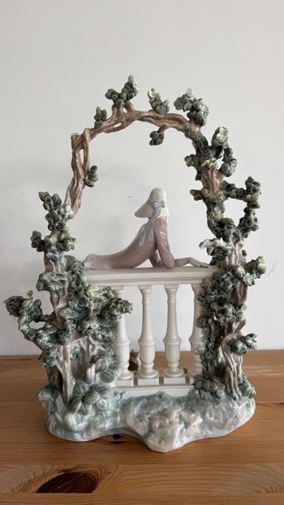 Escultura Lladró Mujer en la Balaustrada