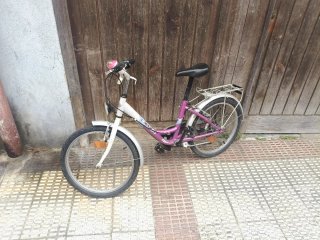 Bicicleta de paseo plateada