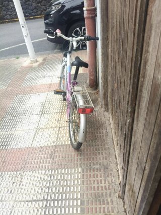 Bicicleta de paseo plateada