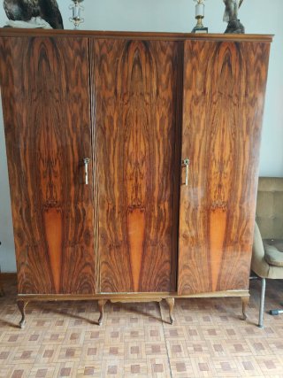 Armario antiguo de madera
