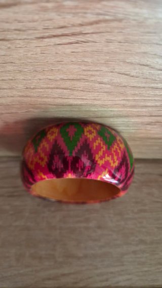 Brazalete de madera con diseño