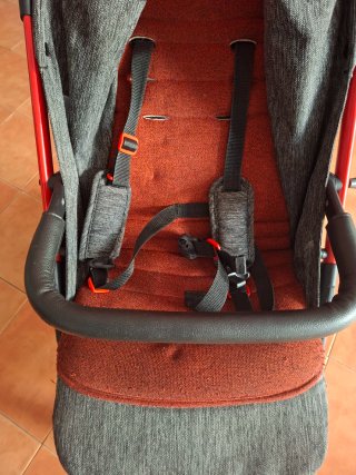 Cochecito de bebé naranja y gris