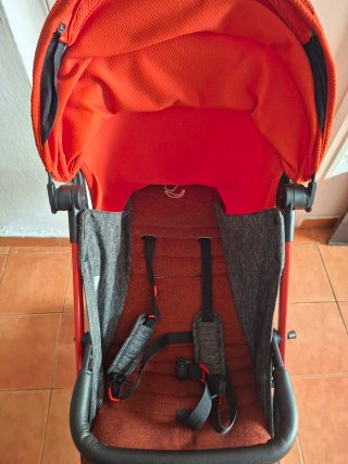 Cochecito de bebé naranja y gris