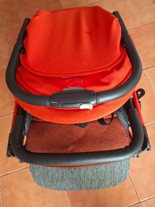 Cochecito de bebé naranja y gris