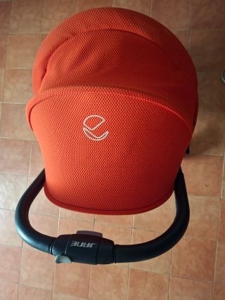 Cochecito de bebé naranja y gris