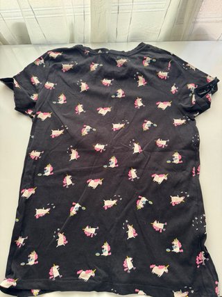 Camiseta negra con unicornios rosas