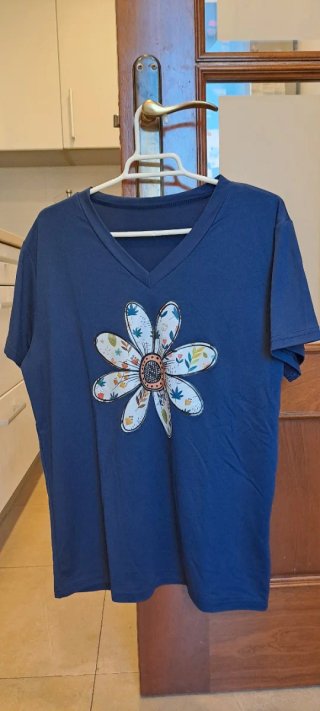 Camiseta azul con estampado de flor