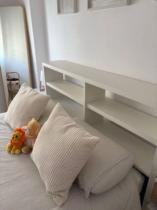 Cabecero con estanterías de madera