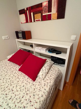 Cabecero con estanterías de madera
