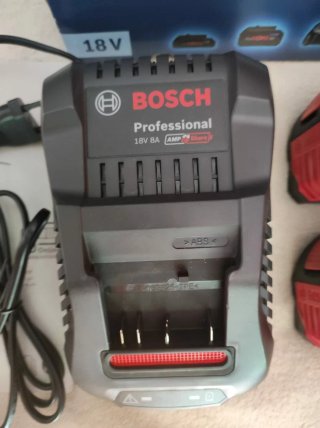 NUEVOS Cargador y 2 Baterías Bosch ProCORE 18V 5.5