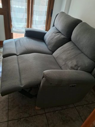 Sofá de 2 plazas gris reclinable eléctrico. 1,60m.