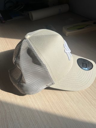 Gorra New Era Beige NY con Red